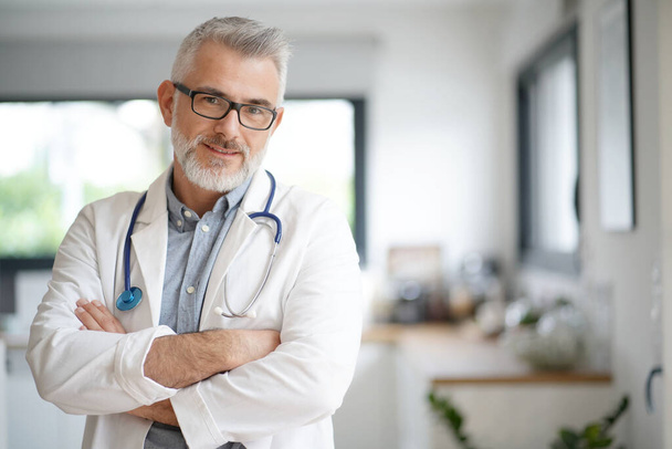 Portrait of mature doctor with eyeglasses - Photo, Image