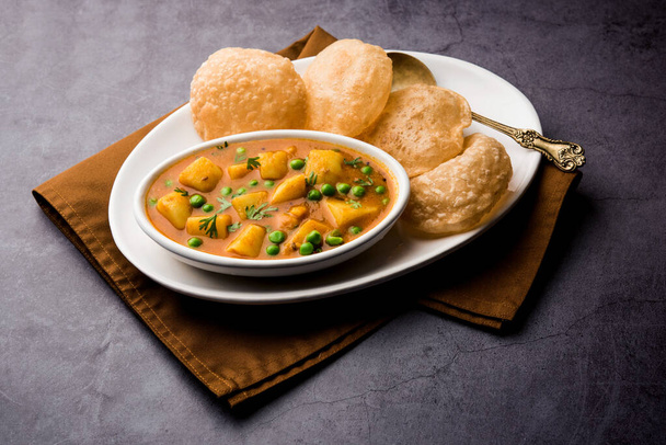 Aloo Puri lub curry ziemniaczane ze smażonym Poori, popularne indyjskie śniadanie / obiad / kolacja menu. - Zdjęcie, obraz