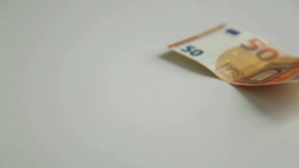 Euro-Papiergeldkonto. 50-Euro-Scheine. Legen Sie das Geld auf einen weißen Hintergrund. Geld stapelt sich. - Filmmaterial, Video