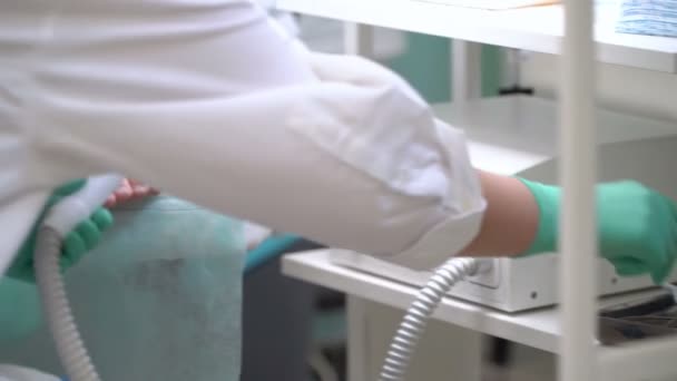 Pedikűr mester esztétikai hardver pedikűr egy szépségszalonban. - Felvétel, videó