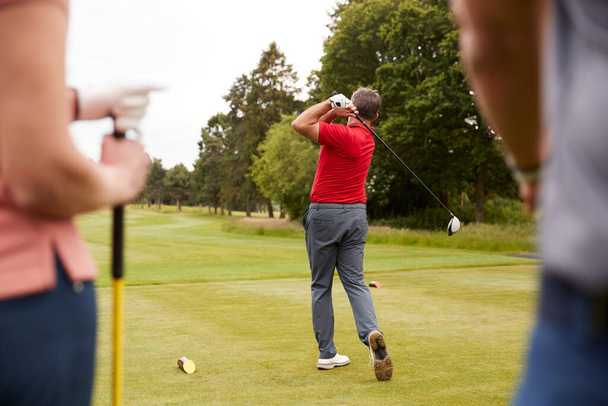 Golf Profesional Demostrando Tee Shot A Grupo De Golfistas Durante la Lección
 - Foto, Imagen