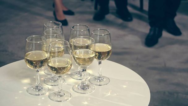 成功したビジネスの人々は、市場に新しい製品を起動するためにビジネスプロジェクトを祝うためにボールルームのチームメンバーとワインとシャンパンを飲みます。企業ビジネスと人的ネットワークの概念. - 写真・画像