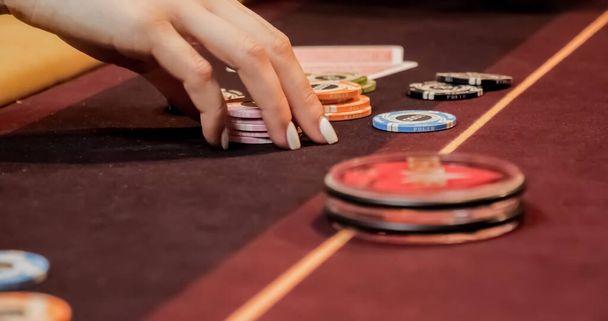 Burgundia kaszinó asztal. Nagy kontrasztú kép kaszinó rulett és póker zseton - Fotó, kép