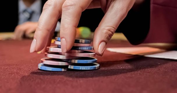 Τραπέζι καζίνο Βουργουνδίας. Εικόνα υψηλής αντίθεσης της ρουλέτας καζίνο και μάρκες πόκερ - Φωτογραφία, εικόνα