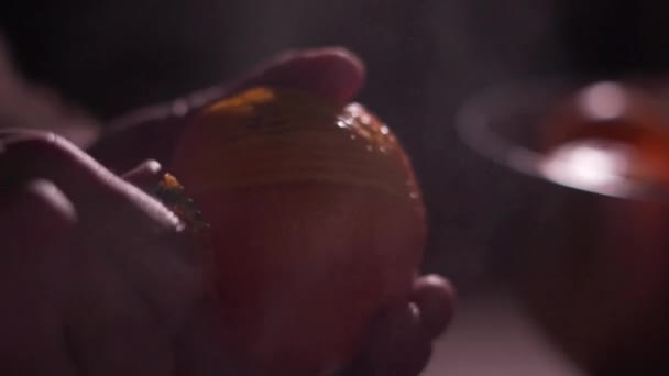 Snijd de schil van sinaasappel om citrussiroop, close-up, slow motion video en spray van sinaasappelschil te maken - Video