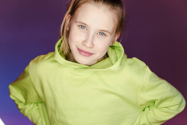 Молодая стильная девушка в студии на цветном неоновом фоне. Музыкальный постер ди-джея. Портрет молодой танцовщицы
. - Фото, изображение