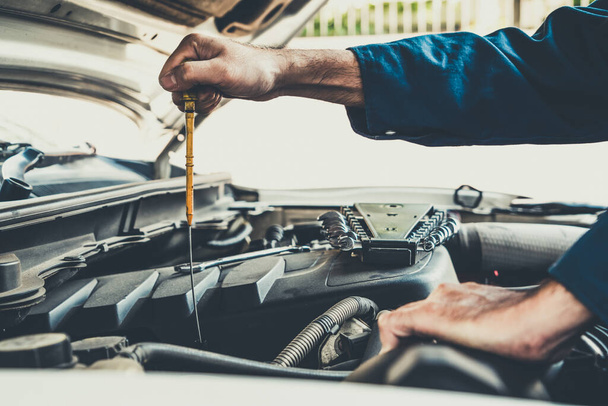 Professional mechanic providing car repair and maintenance service in auto garage. Car service business concept. - Valokuva, kuva