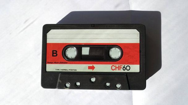 Eine Audiokassette, ein Vintage-Objekt von vor vielen Jahren, das immer noch sehr gut funktioniert - Foto, Bild