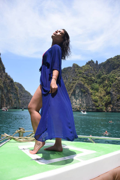 Piękna dziewczyna na dziobie łodzi wokół zielonych skał wyspy Phi Phi - Zdjęcie, obraz