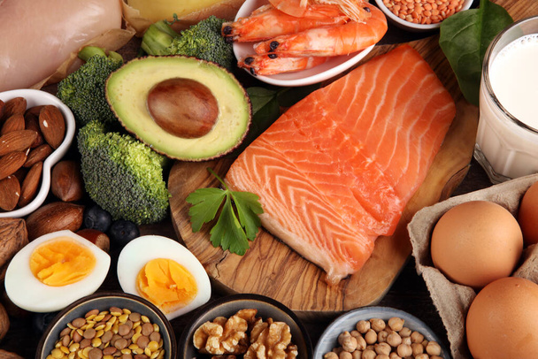 egészséges táplálkozás és diéta koncepció - természetes gazdag fehérje élelmiszer az asztalon - Fotó, kép