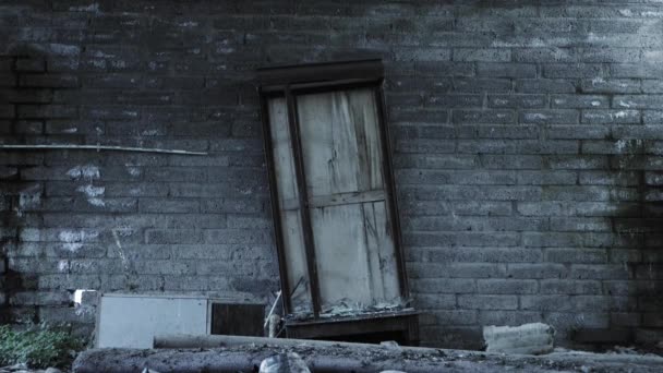 Uszkodzone meble opierające się na ścianie opuszczonego miejsca znajdującego się w Irlandii Północnej. - Średni strzał. - Materiał filmowy, wideo