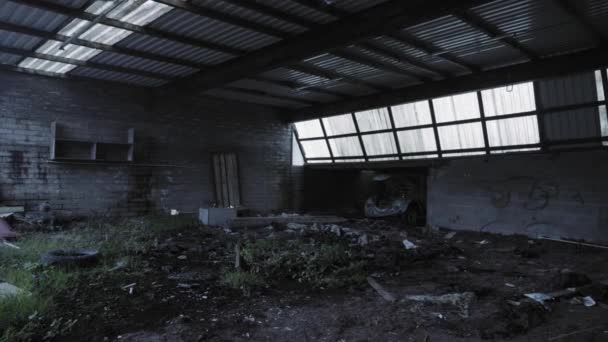 Ein Gebäude voller Schrott und Gras mit dem beschädigten Oldtimer in Nordirland. Weitschuss - Filmmaterial, Video