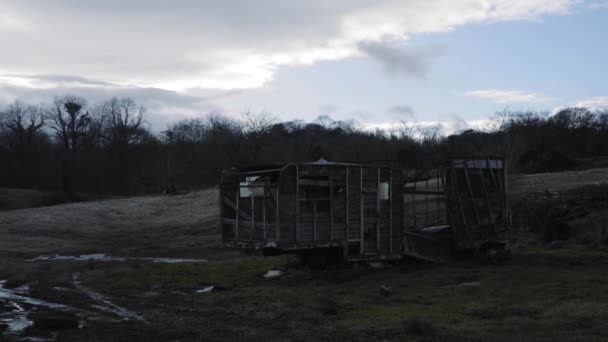 Een kapotte houten paardenwagen op een grasveld in Noord-Ierland - wijd schot - Video