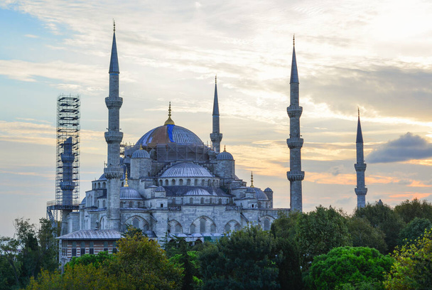 Estambul, Turquía - 29 de septiembre de 2018. Vista de la Mezquita Azul en Estambul, Turquía. Sultanahmet Camii (Mezquita Azul) es uno de los edificios más magníficos de Turquía
. - Foto, Imagen