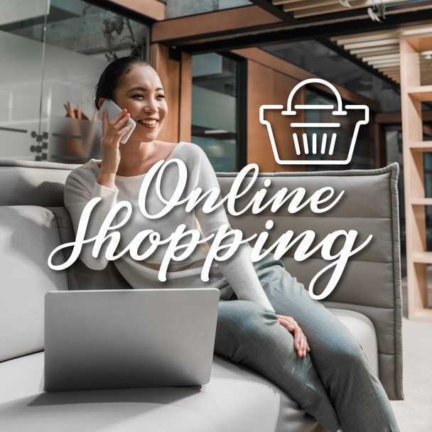 vrolijk aziatische zakenvrouw praten op smartphone terwijl zitten op de bank in de buurt van laptop, online winkelen illustratie - Foto, afbeelding