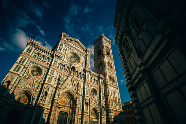 Florence, Tuscany, Italy - September, 17, 2017: Unidentified tourists visiting Cattedrale di Santa Maria del Fiore (Cathedral of Saint Mary of the Flowers - Duomo di Firenze), - Foto, afbeelding