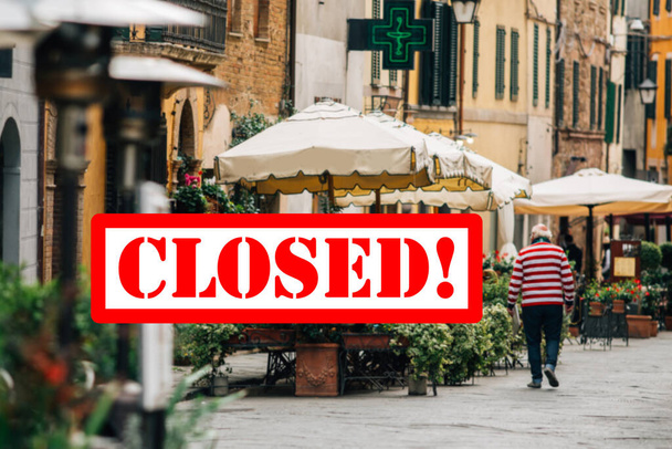 Terrazas cerradas en verano debido al brote de Coronavirus. Calles vacías en Italia, ciudad bajo cuarentena
. - Foto, Imagen