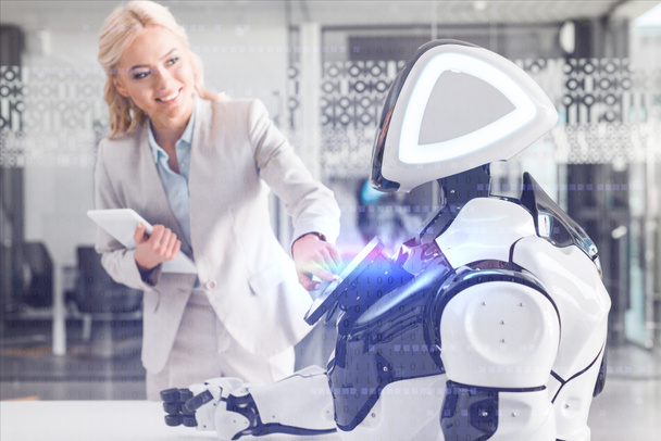 χαμογελαστή επιχειρηματίας που λειτουργεί ρομπότ κρατώντας ψηφιακό tablet, εικονογράφηση στον κυβερνοχώρο - Φωτογραφία, εικόνα