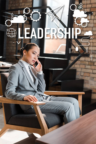 serio asiático mujer de negocios sentado en sillón y hablando en smartphone, liderazgo ilustración
 - Foto, imagen