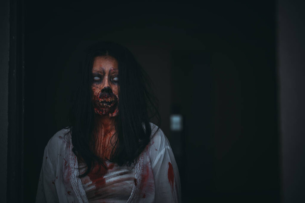 Portrait of asian woman make up ghost face with blood - Foto, afbeelding