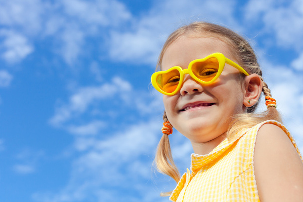 portrait of a happy girl with sunglasses against the sky - Zdjęcie, obraz