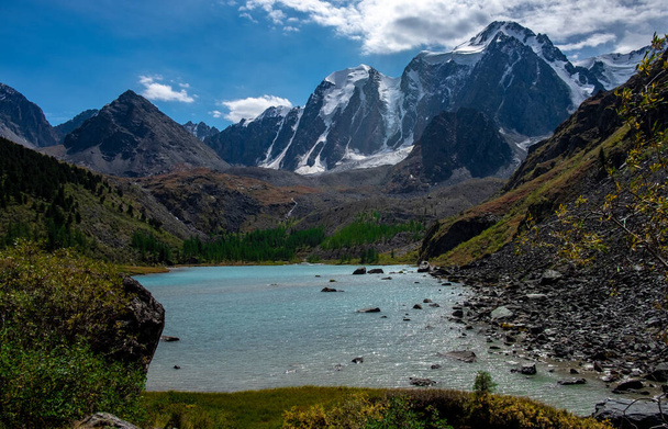 Mountain lake on the background of snow-capped peaks in the Altai Republic. - Foto, Imagem