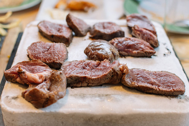 Steak de bœuf grillé sur la pierre au premier plan. contexte alimentaire
. - Photo, image