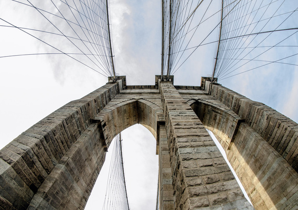 Fisheye näkymä Brooklyn Bridge Pylon New Yorkissa
 - Valokuva, kuva