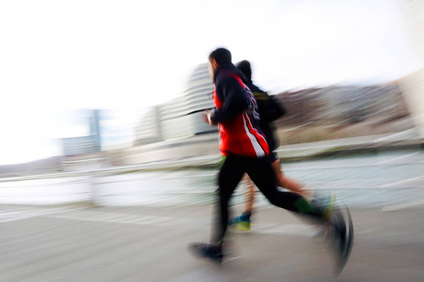                                ビルバオ市内を走る人々健康的な生活 - 写真・画像