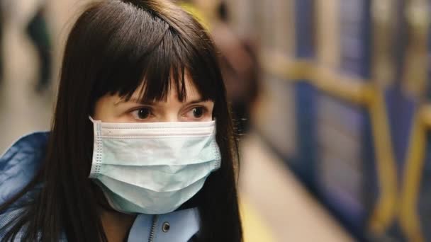 Medical mask. A woman in a medical mask is waiting for a train in the subway. Ukraine. Kiev. - Imágenes, Vídeo