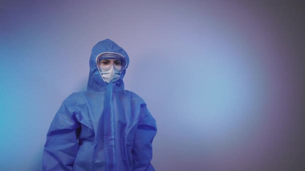 Virus. A doctor in a protective medical suit against the virus pisses an antiseptic on a machic in the form of the planet earth. - Filmagem, Vídeo