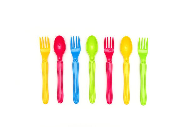 Felülnézet az étel színes kanál és villa elem fehér színű asztalon.lapos laikus design - Fotó, kép