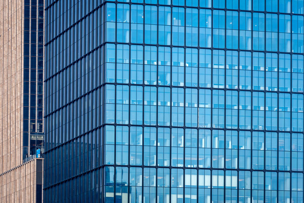 close-up of glass office building facade with windows, texture, architecture - Foto, imagen