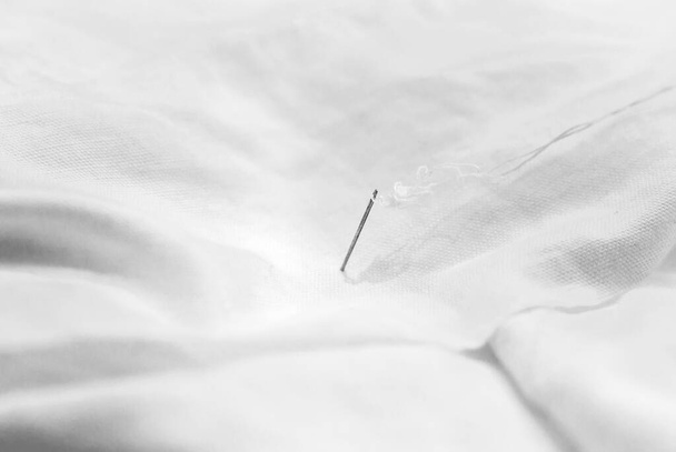 Detalhe de uma agulha de costura pronta para bordar .closeup
 - Foto, Imagem