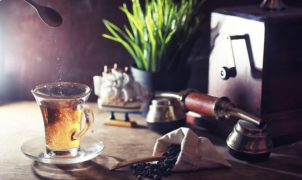 Brewing tea on a wooden table in the mornin - Foto, Bild