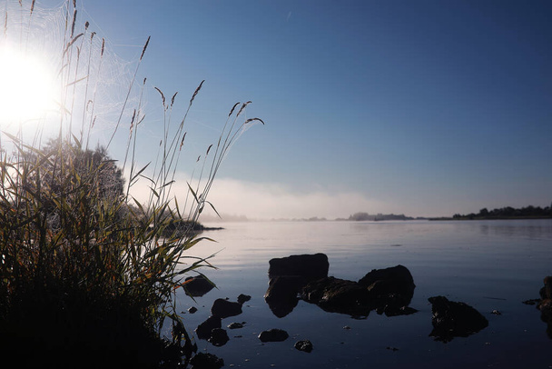 Nebel im See. Morgens Natur Wasser und weißer Nebel. - Foto, Bild