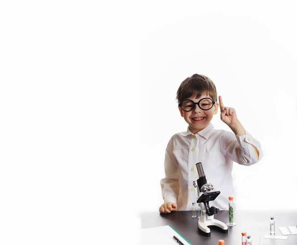 Young scientists chemists. Children's vocational guidance. Choice of profession. Doctor, laboratory assistant, chemist. - Фото, изображение