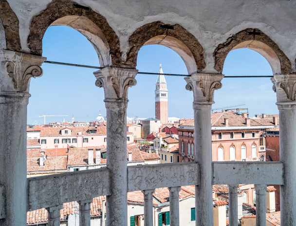 Hermosa vista enmarcada de la torre de San Marco. Venezia, Italia
 - Foto, imagen