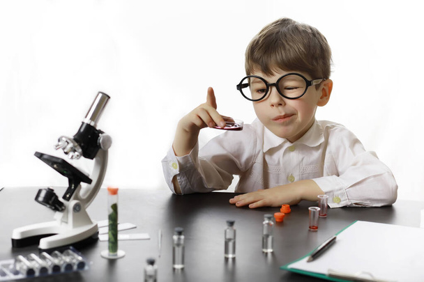 Young scientists chemists. Children's vocational guidance. Choice of profession. Doctor, laboratory assistant, chemist. - Photo, Image