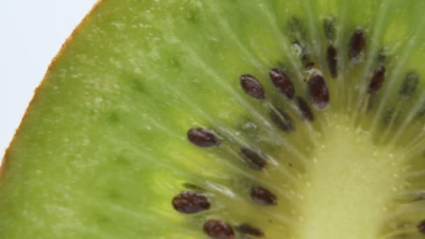 Macro Vista del jugoso kiwi en rodajas dulces sobre fondo blanco
 - Metraje, vídeo