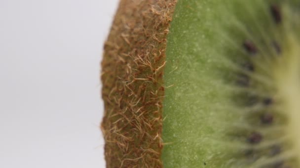 Makro záběr kiwi ovoce. Čerstvě nakrájené organické kiwi na bílém pozadí - Záběry, video