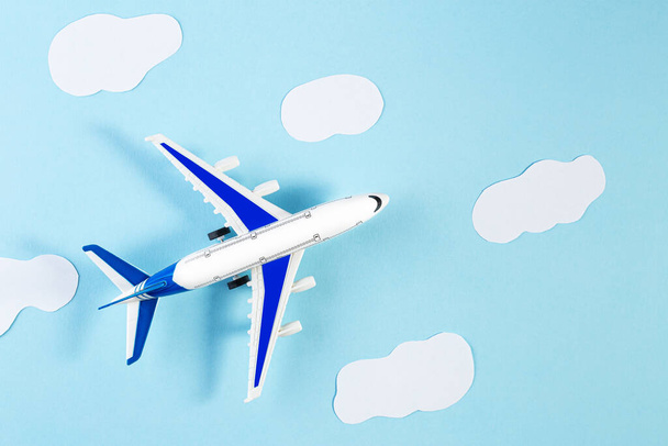 Avion modèle, avion sur fond bleu pastel. Voyage d'été ou concept de vacances
. - Photo, image