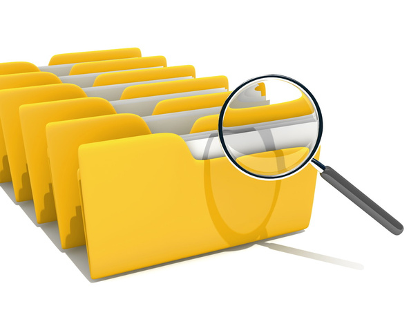 patrząc przez szkło magnifing na dokumenty w folderze żółty - Zdjęcie, obraz
