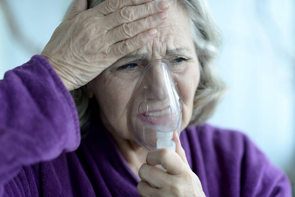 Portrait of elderly woman with flu inhalation - Zdjęcie, obraz