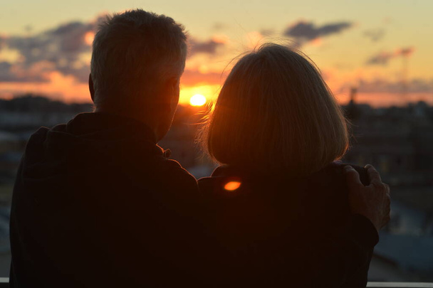 Ευτυχισμένο ηλικιωμένο ζευγάρι στην τροπική παραλία το ηλιοβασίλεμα - Φωτογραφία, εικόνα
