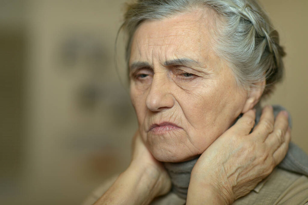 Close-up portret van triest ziek Senior vrouw - Foto, afbeelding