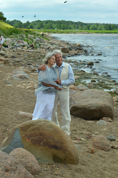 Szczęśliwa para podeszłym wieku na tropikalnej plaży - Zdjęcie, obraz