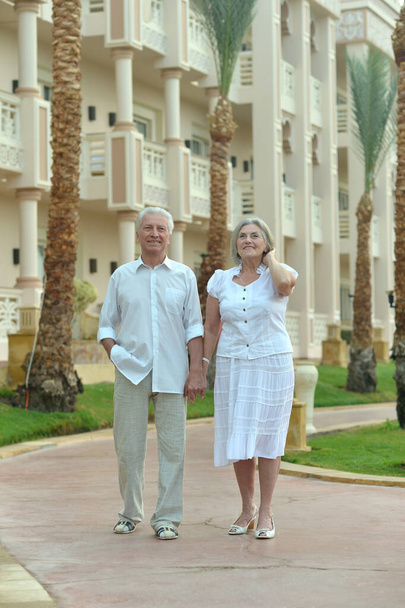 Feliz pareja de ancianos en el hotel resort
 - Foto, imagen
