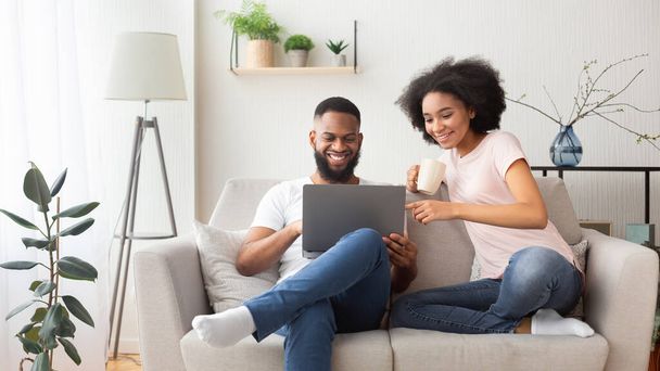 African american couple on couch with laptop - Photo, Image