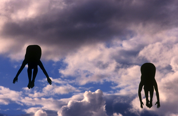 シンクロナイズド スイミング選手のジャンプ  - 写真・画像